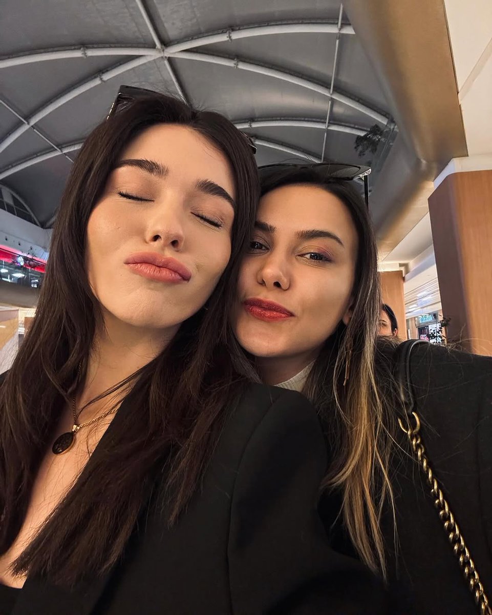 15 yaşındayken okuyup 19 yaşımdayken bunları göreceğimi asla düşünmezdim ve inanılmaz mükemmeller Mahşerin Dört Atlısı ile Beyza ablam. Evrenin en mükemmel kişileri sadece sizleriniz benim için.. #Karantina