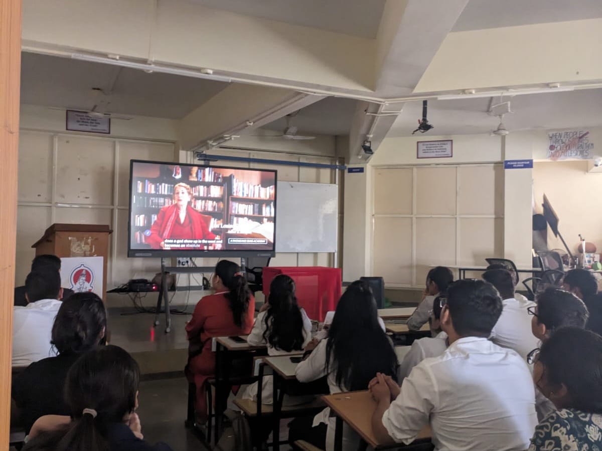 शुक्रवार दि. २४ जानेवारी २०२५ रोजी मराठवाडा मित्रमंडळ च्या शंकरराव चव्हाण विधी महाविद्यालय शाखेतर्फे स्वामी विवेकानंदांच्या जीवनपटावर आधारित असलेला 'अमेरिकाज फस्ट गुरु' या चित्रपटाचे प्रदर्शन करण्यात आले.