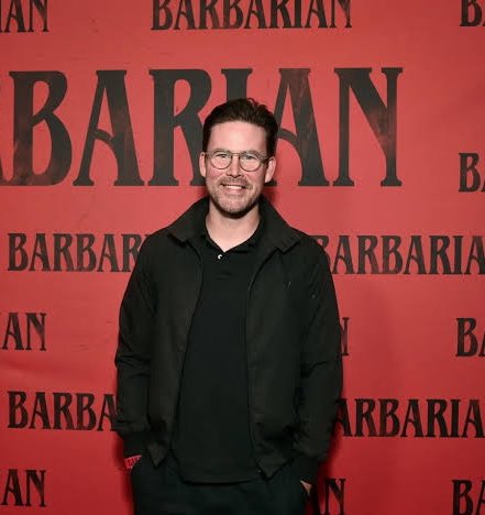 SiteBastidores4's tweet photo. Ontem, o The Hollywood Reporter revelou que um novo filme de 'Resident Evil' está em desenvolvimento. 

O diretor e o roteirista do filme será Zach Cregger (Noites Brutais). Essa será a quarta tentativa de levar a franquia aos cinemas novamente. https://t.co/SFkRMUUOYx