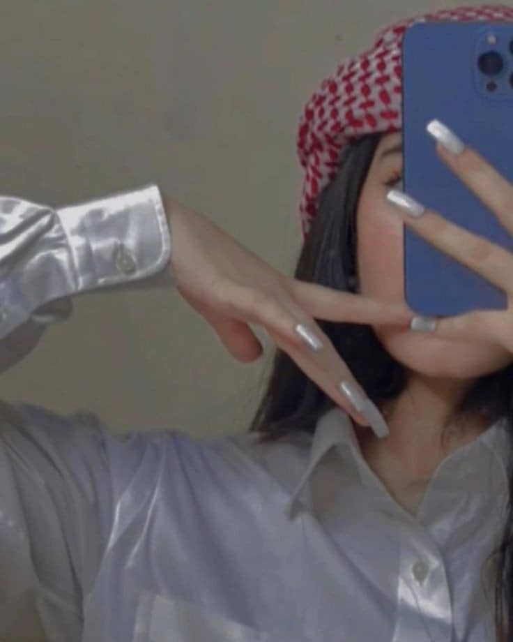 ♩

ِ

تسمى المرأة آنسة  :
             لأنها تؤنس النّفس .,

ويسمى الرجل سيد  :
                لأنه يسد النّفس 』

ِ

♪