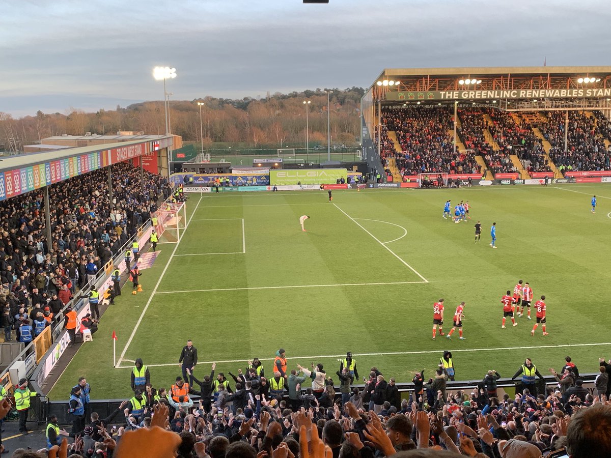 KKennealey's tweet photo. Lincoln City 5-1 Peterborough United
We clinically dispatch Posh with Jefferies and debutant Collins on target. Draper and Bayliss scored from set-pieces, while Hayes also put through his own net after giving a penalty away.
#WeAreImps | #Imps | #ImpsAsOne | #LINPET | #pufc https://t.co/M2ieDtGEp9