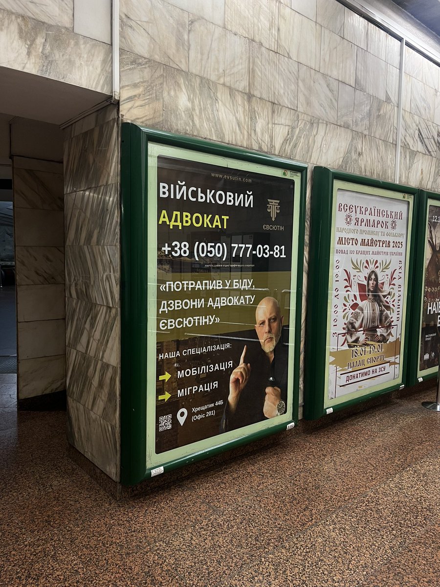 NatalieStanko's tweet photo. а вам ок розміщувати таку рекламу, @kyivmetroalerts ? чи ви намагається ігнорувати факт, що 20 річні ховають свої коханих через недостатню мобілізацію та недокомплектованість бригад, поки шакал-адвокат відмазує тих, хто порушує закон? причетні до цих розміщень — останні мразоти https://t.co/XFpdgowae3