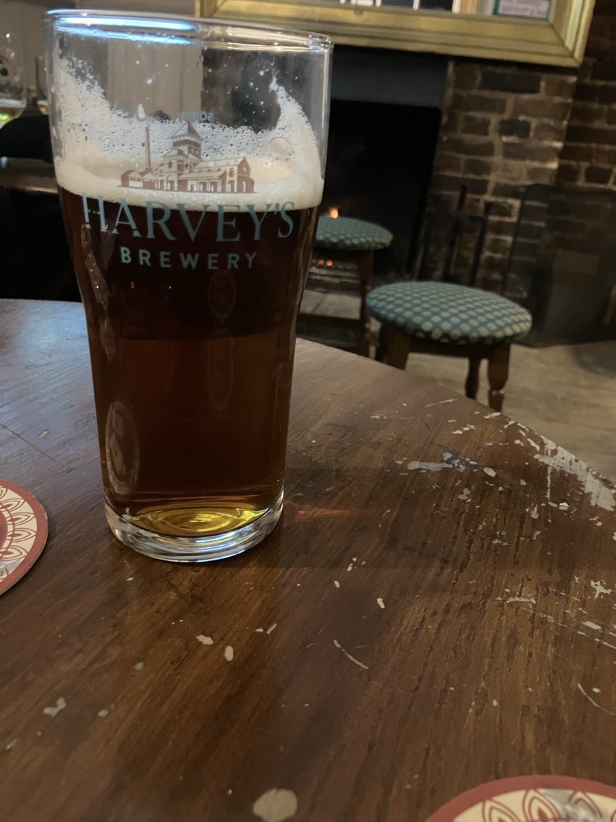 Lovely pint of <a href="/Harveys1790/">Harvey's Brewery</a> in the Eagle Arundel. ⁦<a href="/BeerHenry1/">Henry</a>⁩