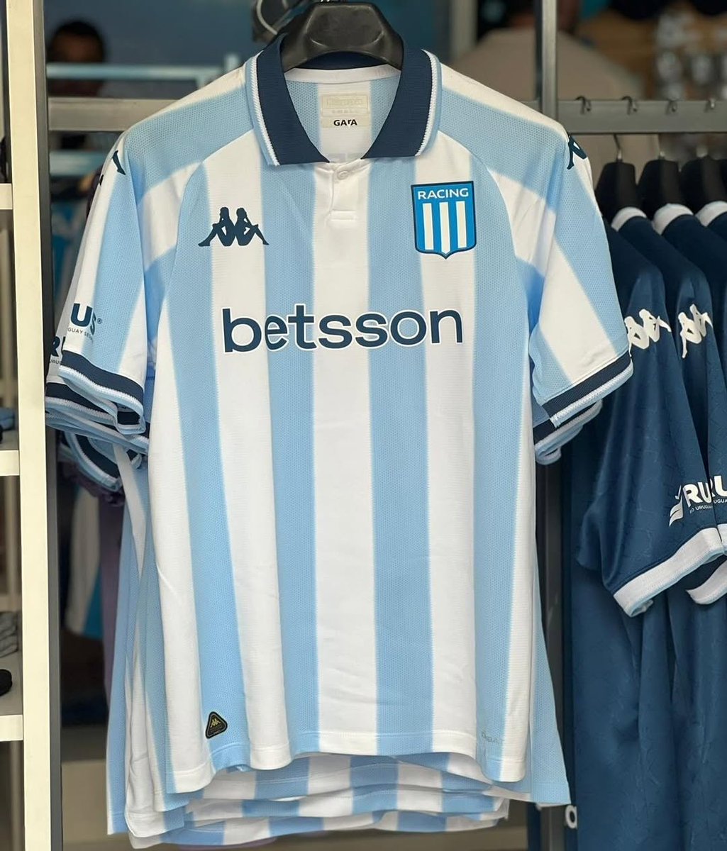 caperez29's tweet photo. Atlético Nacional @nacionaloficial @BetssonCo , Muy complicado de poner ese "betsson" así como lo pusieron en esta camiseta de Racing? Ese parche blanco de nosotros si es el propio MACHETERO 🚫🔪Ni en el uniforme del barrio nos ponían un estampado así.  👍🏼 @pilarvelasquezv https://t.co/T1Tw92KGu9