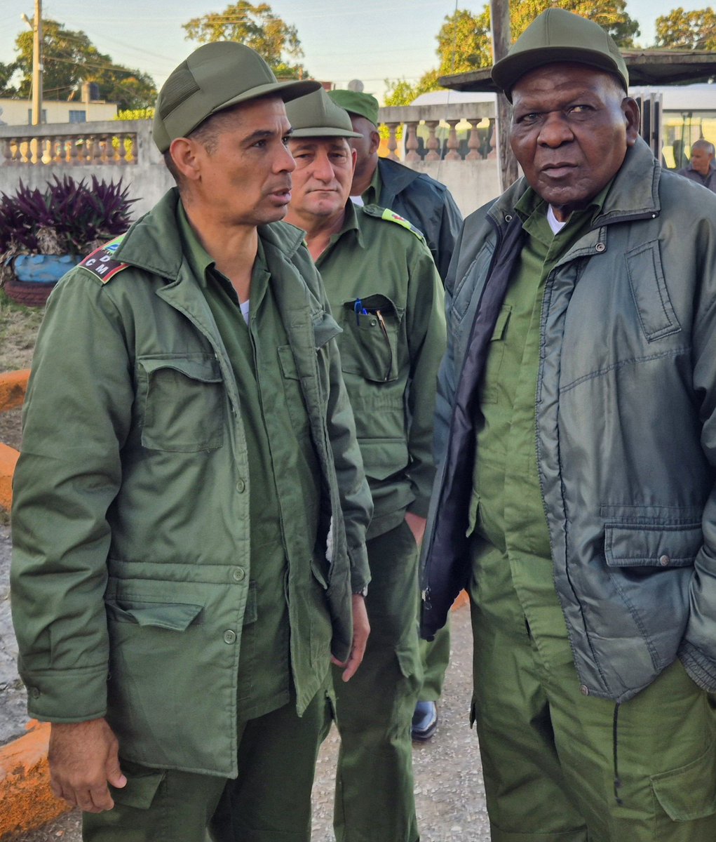 AsambleaCuba's tweet photo. Esteban Lazo, presidente de @AsambleaCuba🇨🇺, asistió hoy al ejercicio defensivo territorial de la Zona de Defensa Los Pinos, en el municipio Arroyo Naranjo, en La Habana; como parte del Día Nacional de la Defensa este 25 de enero 

#PuebloUniformado
#DíaNacionalDeLaDefensa https://t.co/NvabEq9yxv