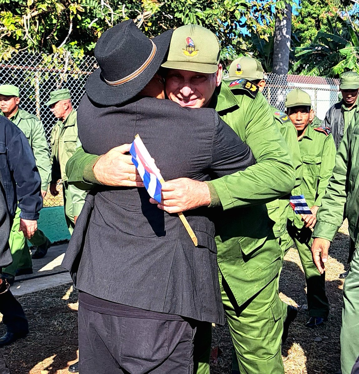 ¡Inmensa alegría abrazarte en esta mañana verde olivo, de patria, de reafirmación! 💚 
Una jornada de pueblo y abrazos compartidos! 💪🇨🇺
¡Seguimos adelante, Presidente! 
#CubaVencerá #CubaInspira #Bastion2025