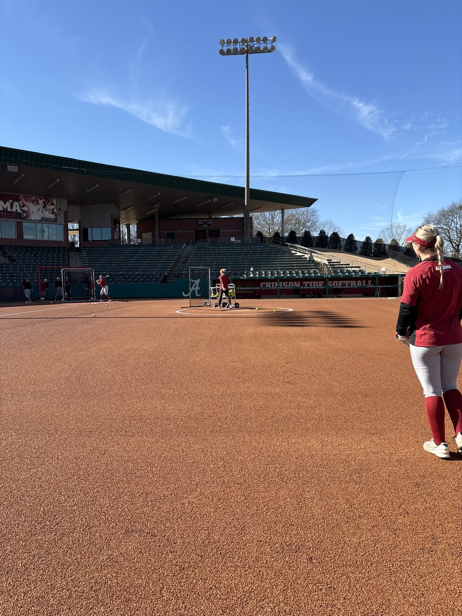 UACoachMurphy's tweet photo. SCRIMMAGE today at Noon ☀️☀️ https://t.co/vUw9z0zGY2