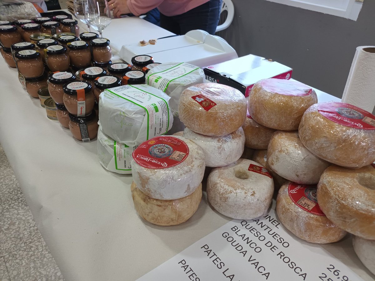 quesosJUAN's tweet photo. Tarde de #catadequesos artesanos nacionalese internacionales y patés de caza de la #SierradelaCulebra en la Asociación Cultural Lagarada #MoralesdeToro con #LosQuesosdeJuan https://t.co/wNOlBcwEVv