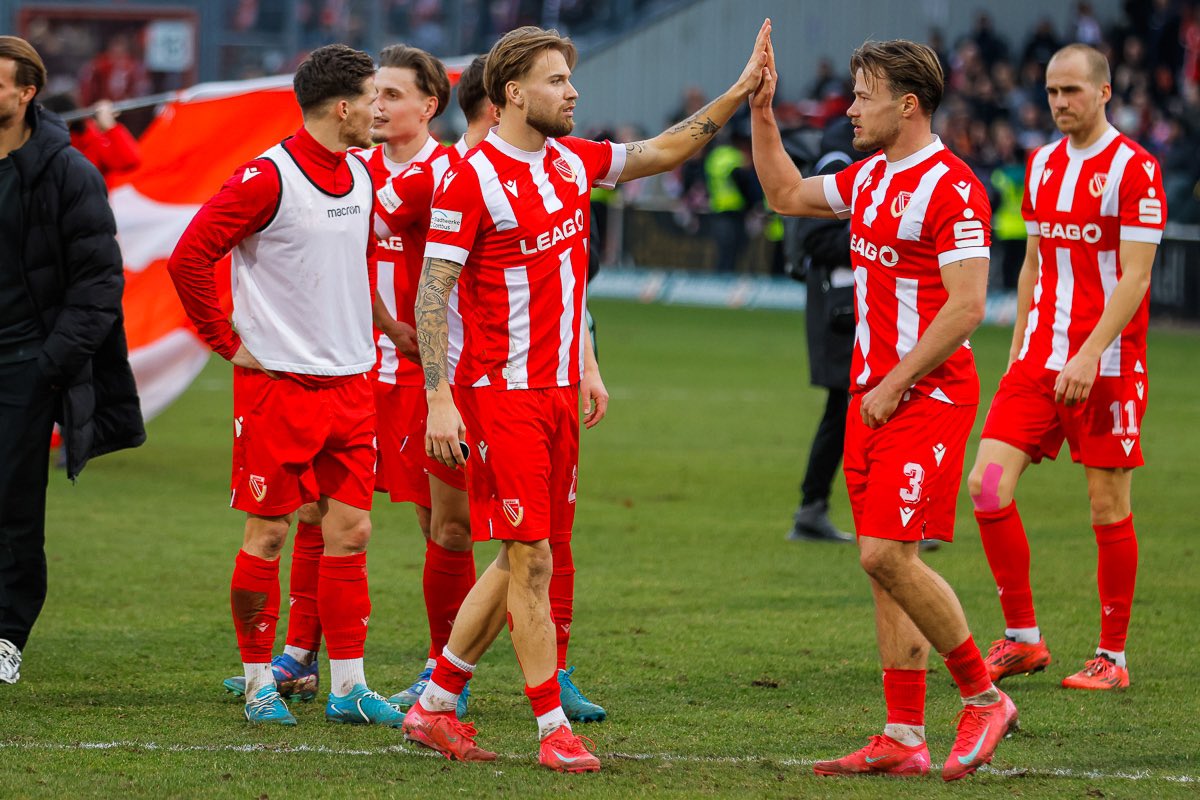 Nur_Energie's tweet photo. Es war ein tolles Spiel, in dem fast alles gepasst hat. Zwei Punkte mehr wären sicher schön gewesen, aber so ist es manchmal. Zum Spielbericht des packenden Derbys geht es hier. 👉🏻https://t.co/aQbxcmtq9A #WIR #FCESGD https://t.co/UlFe7VADN4