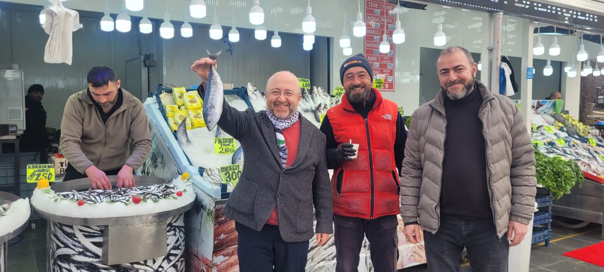 Saadet Partisi İl Teşkilatı Balık Pazarı esnafını ziyaret etti. Yeni hizmete giren Balık Pazarındaki ziyarete Saadet Partisi Genel Merkez Disiplin kurulu üyesi Ahmet Bölükbaş İl başkanı Faruk Cıdık katıldı. Esnafa hayırlı olsun dileklerinde bulundular.