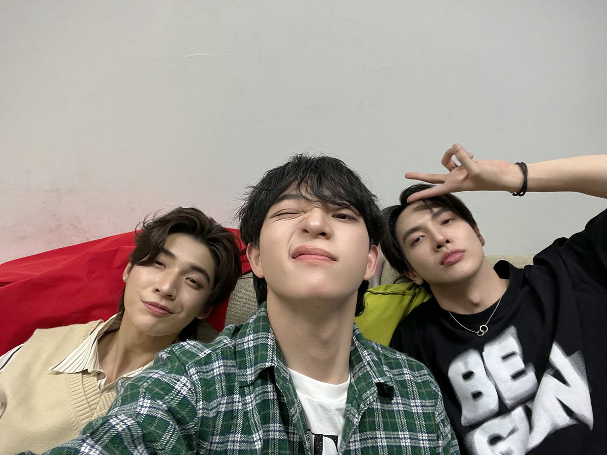 basjtr's tweet photo. สู้ไปเลยยย #FoureverYouFinalEP https://t.co/Lpy3u9npny