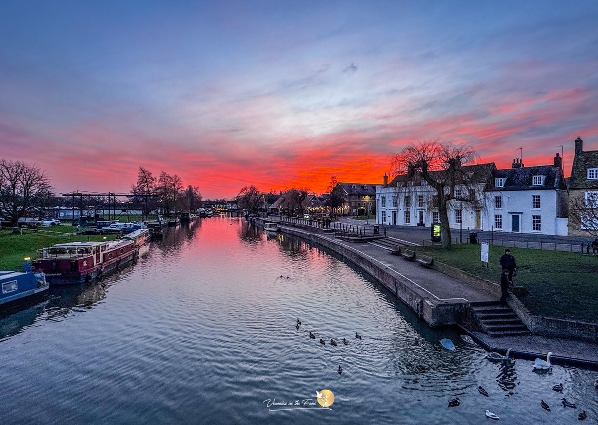 Wow 💗
What a show of a sunset today 😍
River Great Ouse, Ely, Cambridgeshire 
#sunset #firesky #fireskysunset #TheFens #LovEly