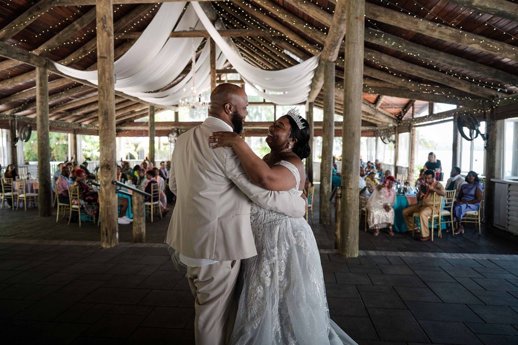 DisneyWedCast's tweet photo. With less than a week to pull together their Paradise Cove reception, Antonio and Jasmine chose a luau theme for the food and décor that was inspired by part of their canceled Disney wedding, and they got a wedding cake from Publix! https://t.co/PWnJ7z77dq https://t.co/DZRZ7eow2e
