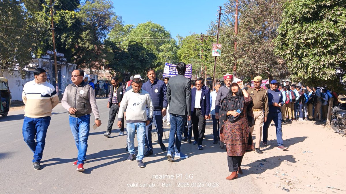 ArunodayUpNews's tweet photo. Agra/ On the 15th National Voters’ Day, a rally was organized in Baha under the leadership of SDM Srishti Singh. Students and locals participated, spreading awareness about the importance of voting and encouraging active participation in democracy. #agra @ArvindBangari
#Sdm_bah https://t.co/PlNVUGNdTu