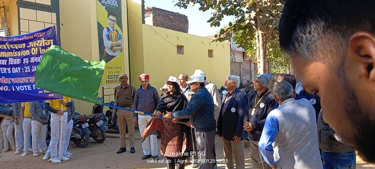 ArunodayUpNews's tweet photo. Agra/ On the 15th National Voters’ Day, a rally was organized in Baha under the leadership of SDM Srishti Singh. Students and locals participated, spreading awareness about the importance of voting and encouraging active participation in democracy. #agra @ArvindBangari
#Sdm_bah https://t.co/PlNVUGNdTu