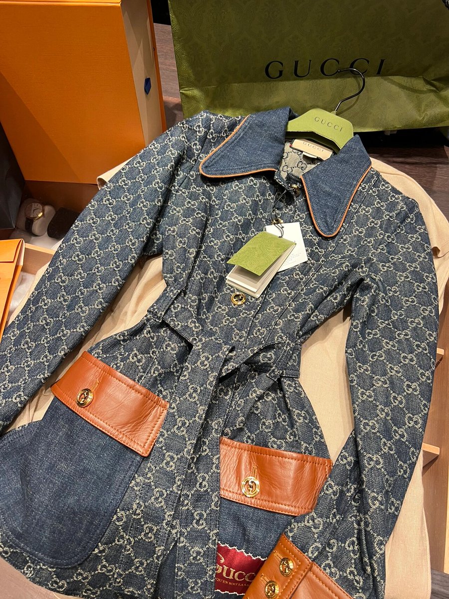 週末に好きな服を自分で買うためにショッピングモールに行きます。😊