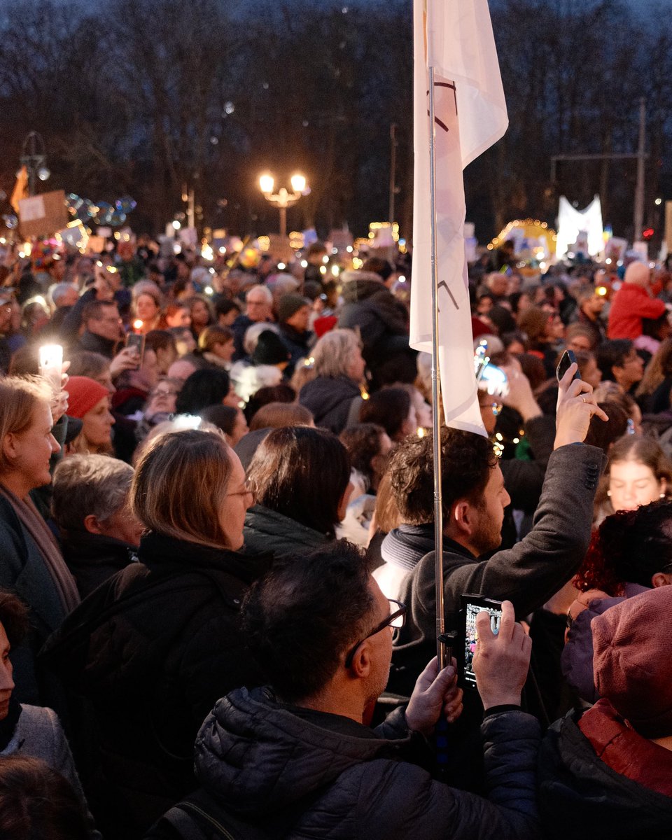 100.000 vor dem Brandenburger Tor. Für Menschlichkeit. Haltung. Anstand. Liebe statt Hass. #b2501