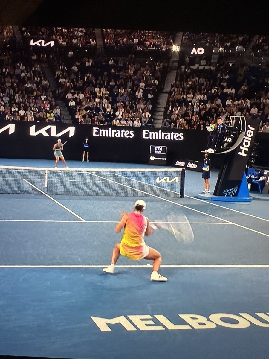SofaSportowa's tweet photo. ANALIZA 🧵
ŚWIĄTEK VS SABALENKA 

Pisałem o forehandzie Igi Świątek i to w jaki sposób jej chwyt ją ogranicza przy głębokich piłkach, szczególnie przy pierwszej piłce po serwisie. Zobaczcie, że Iga przez zgięty łokieć nie może przejść do przodu, traci równowagę i od razu ciało leci jej w tył, w najlepszym wypadku w bok. 

Poniżej przykład jak radziła sobie Sabalenka z takimi zagraniami Keys.