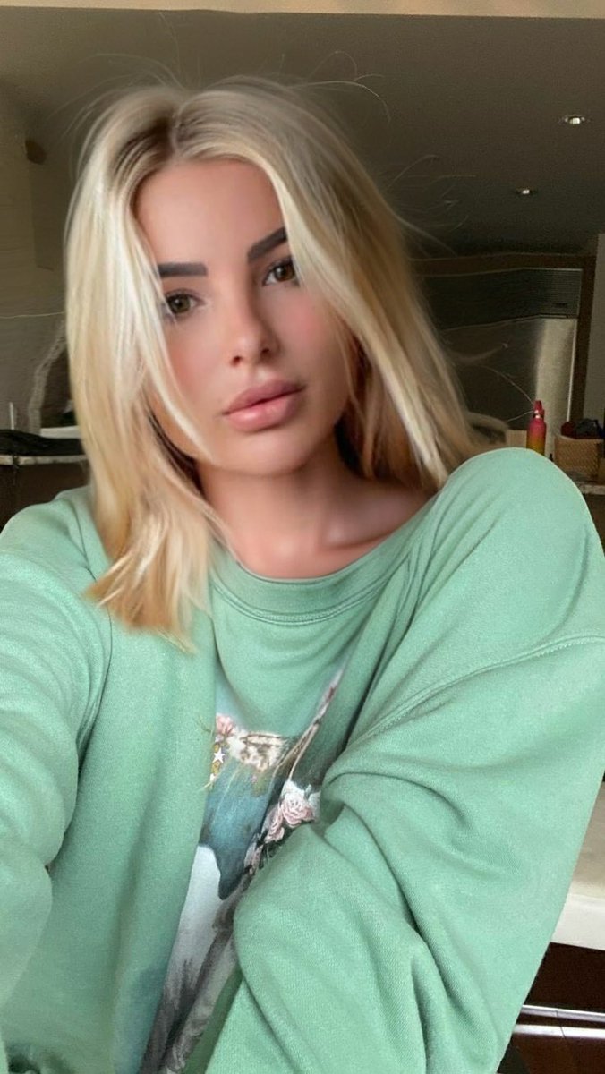 There is someone pretending to be Jessica cakes using computer generated pictures which obviously is not her so if you get a friend request to message delete block and report it’s not the real person goes by their name, Jessicacakes33