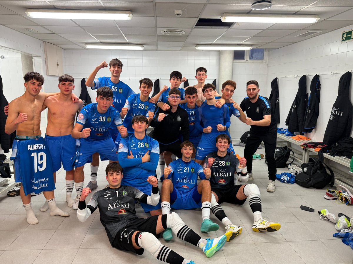 BaseAzulonaFS's tweet photo. 🔵 JUVENIL DH 🔵 

VILLA DE VALLECAS 3-4 VIÑA ALBALI VALDEPEÑAS 

Goleadores:
#AlbertoF ⚽⚽
#Alfonso ⚽
#Josan ⚽

Asistencias:
#Alfonso 2️⃣
#Víctor 1️⃣

➡️ Un doble-penalti de Alberto a 6 segundos del final da la segunda victoria consecutiva en Madrid, remontando un 3-1. https://t.co/kbLCp16LAq