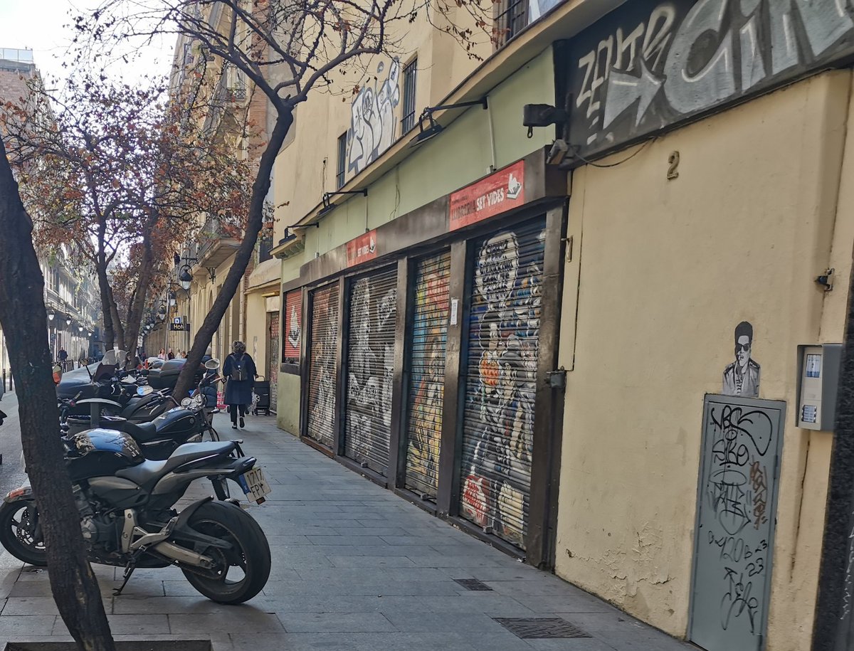 Carrer junta de Comerç.
Agraïm la <a href="/GUBBarcelona/">Guàrdia Urbana Barcelona</a> que passi a multar les motos aparcades a la vorera.
<a href="/bcn_ajuntament/">Ajuntament de Barcelona</a> <a href="/Bcn_CiutatVella/">Districte de Ciutat Vella</a> <a href="/barcelona_010/">Barcelona 010</a>