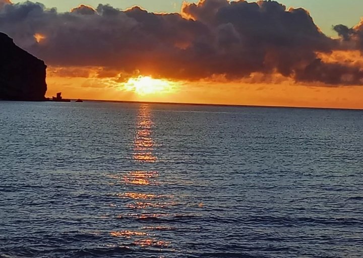 Preciosa imagen del amanecer  desde la playa de Gran Tarajal ...feliz sábado para todos !! 

📷 <a href="/antonio/">Antonio Altamirano</a>.betancor.148 
#amanecer
#GranTarajal
#enero2025
# inviernoencanarias