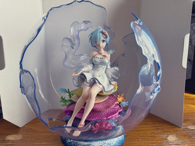 【開封紹介】さんから発売の「アクアオーブver.1/7スケールフィギュア」小さい魚と戯れてるレムが可愛くて魅力的ですさんは台座や装飾に強いこだわりを感じます台座を含めてサイズがビッグなので置き場所を確保してからお迎えしましょうお値段は33,000円です#リゼロ #rezero 