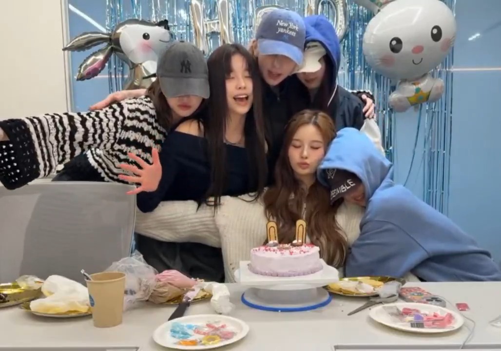 nmixx pics on X: "NMIXX group hug at Sullyoon 🥹 you can't tell me they  aren't family https://t.co/SLpDK7VELp" / X