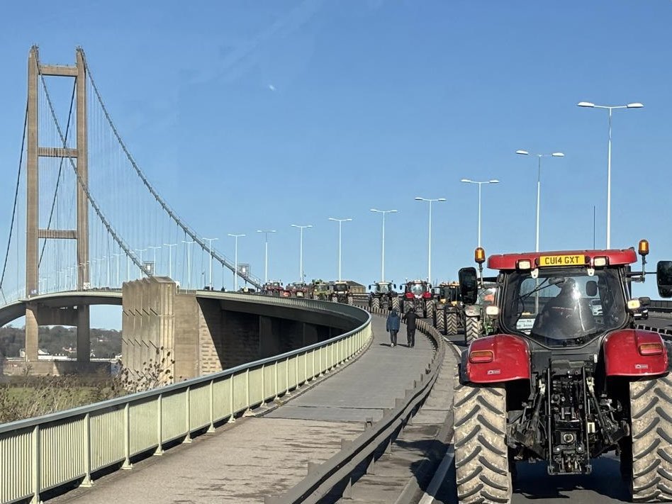 FarmingUK's tweet photo. Dozens of farmers and their tractors are making their way across the Humber Bridge!  🚜 🇬🇧 

📸 @AnnaLongthorp https://t.co/upQnmjnqWt
