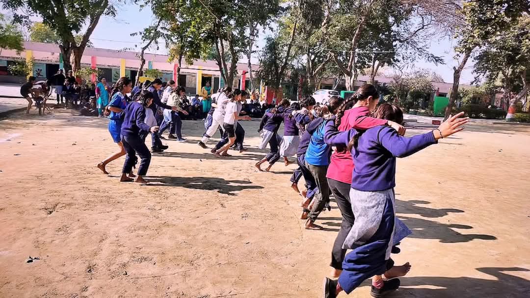 HaryanaAbvp's tweet photo. अभाविप पानीपत की इसराना नगर इकाई द्वारा खेलो भारत गतिविधि के अंतर्गत राजकीय कन्या वरिष्ठ माध्यमिक विद्यालय,नौल्था में 'नगर खेल कुंभ' का आयोजन किया गया,जिसमें नौल्था के सरपंच नीरज कौशिक जी मुख्य अतिथि और खेलो भारत गतिविधि की राष्ट्रीय सह-संयोजिका शिवानी चौहान जी व खेलो भारत गतिविधि के प्रांत प्रमुख डाॅ. आजादवीर भड़ाना जी विशेष रूप से उपस्थित रहें।

#HaryanaAbvp #KheloBHARAT #KheloBHARATPanipat