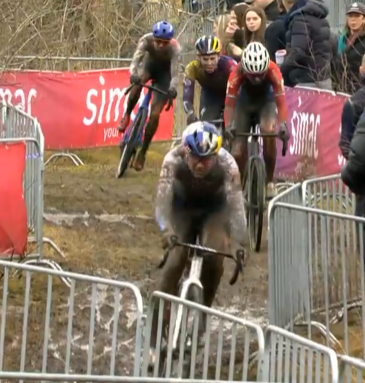 JPHHenneton's tweet photo. #cyclocross 🚴♀️ #CoupeduMonde 🏆#Maasmechelen 🇧🇪
Zoë #Backstedt en tête
#vélo https://t.co/uqx3OLxqpw