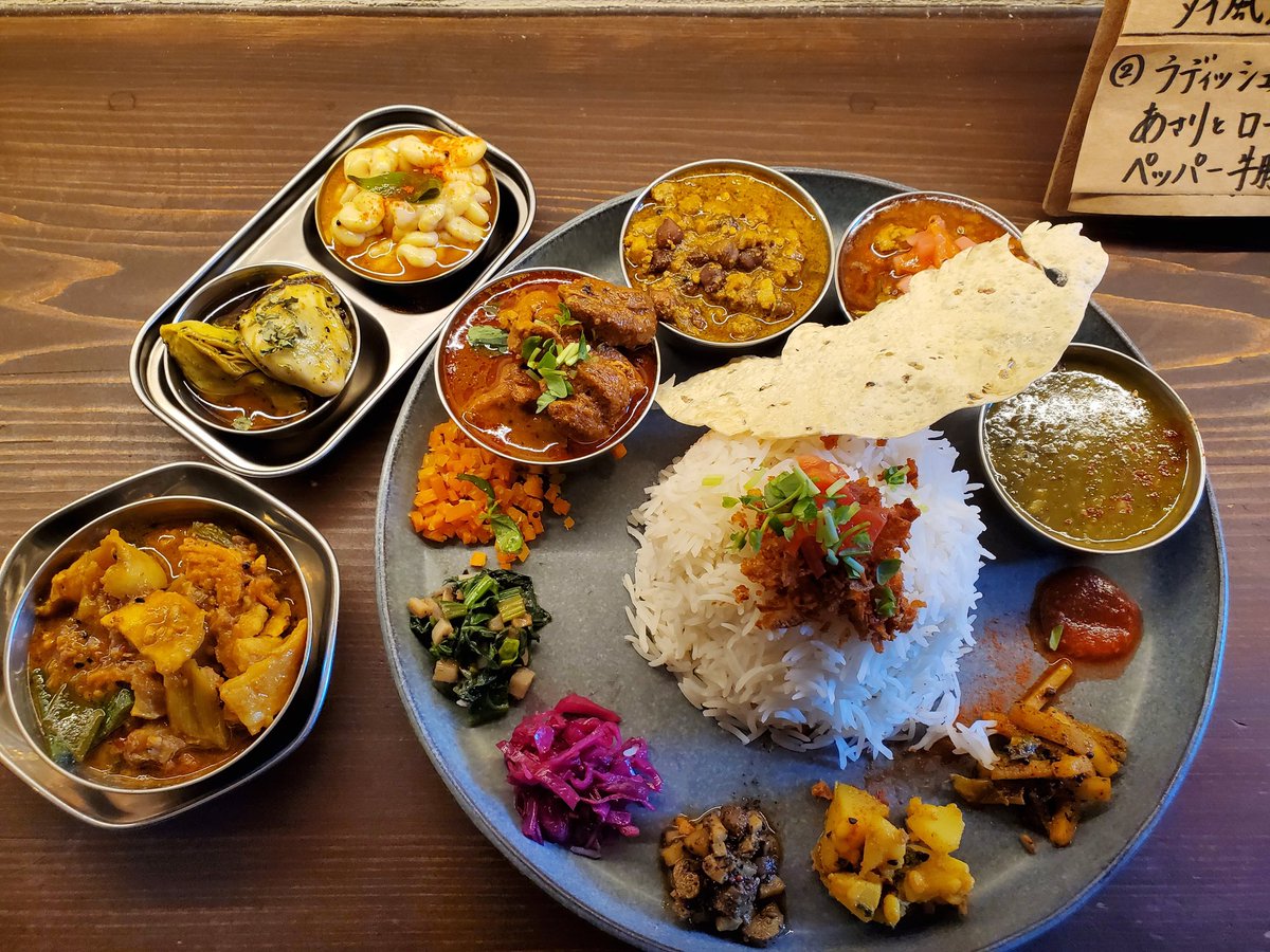 emacurry(元町)

3種(エマのチキンカリー・アジョワン香るほぐし金目鯛とカラチャナのタイ式鶏豚キーマ・ラディッシュ金柑チャット煮のせあさりとローズマリーのペッパー牛豚キーマ)
牛すじ入り香味鶏豚キーマ
たら白子アチャール
相生産かきのアチャール

続