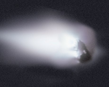 40 yrs ago the ESA Giotto spacecraft was launched to Halley's Comet and later became first spacecraft to flypast and image a comet nucleus.
Built in the UK, seen here being  tested.
Halley's nucleus from 600km.
#astronomy #spaceflight
Credits: 1. ESA/BAe Space Systems/ Intespace