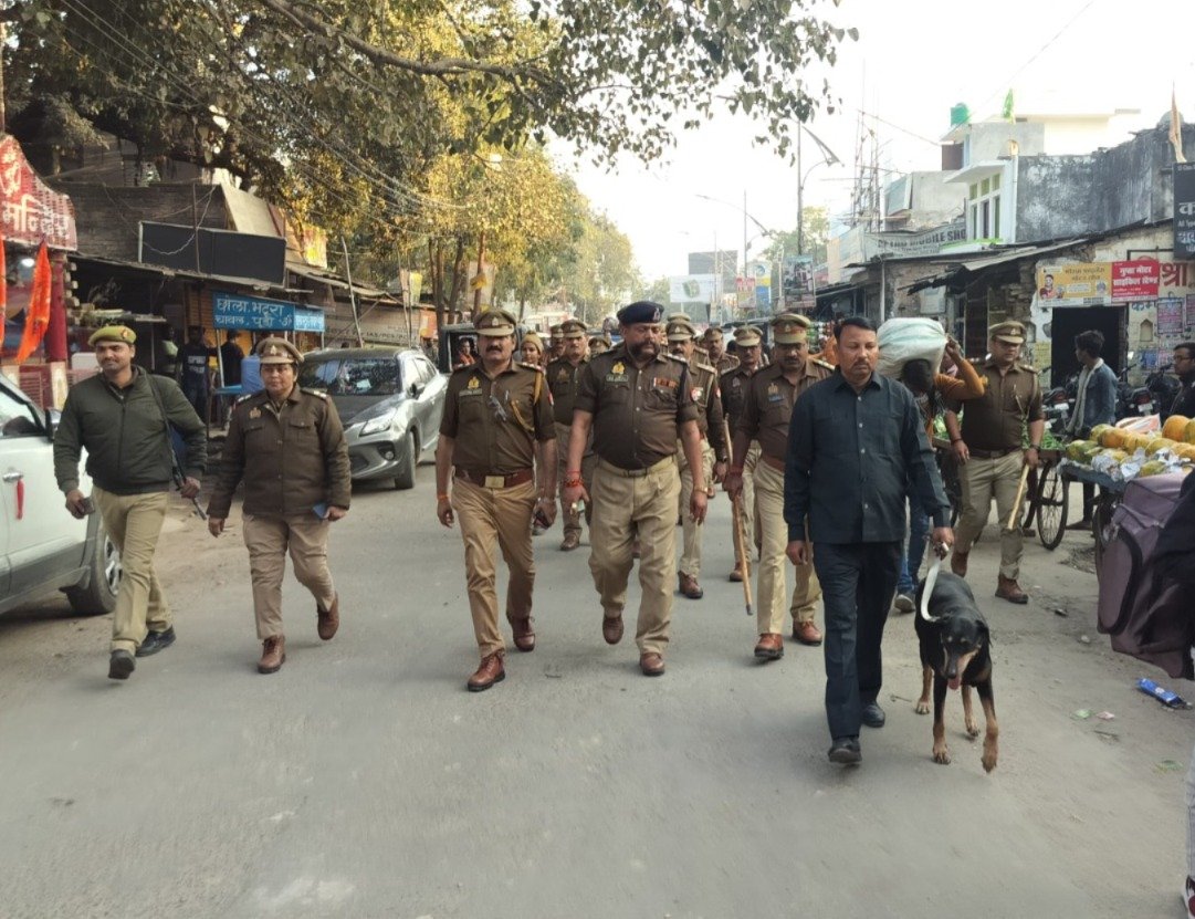 bstvlive's tweet photo. बाराबंकी में गणतंत्र दिवस की पूर्व संध्या पर पुलिस ने सुरक्षा बढ़ाई। कोतवाली पुलिस ने रेलवे स्टेशन और बस अड्डे पर चेकिंग की और प्रमुख मार्गों पर संदिग्ध व्यक्तियों की गहनता से जांच की।
#Barabanki #RepublicDay #PoliceChecking #SecurityIncreased @Barabankipolice https://t.co/asnm2IJYcy