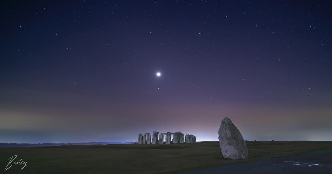 dr_places's tweet photo. Venus and Saturn align over Stonehenge yesterday evening as the cloud rolls in. 
Pic. Nigel Bailey Photography 

#STONEHENgE #stonehengeuk #ancientmonuments #wiltshire  #nightphotographer #nightphotography
#nightsky https://t.co/c5yLHx95ef