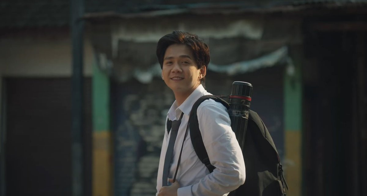 TarizSolis's tweet photo. Film ini memang secara apik & adil ngasih kesempatan tiap karakter untuk bertindak aktif sehingga mudah buat mengenal serta bersimpati ke mereka. Tapi bagaimanapun, ini sejatinya cerita tentang seorang pemuda bernama Moko untuk bertumbuh dewasa, memahami arti keluarga sekaligus mencintai diri sendiri.

Sepanjang durasi yg terasa begitu hangat seperti dekapan orang terkasih, kita menyaksikan Moko berproses dari seseorang yg ngerasa semua tanggung jawab keluarga harus dipikul sendiri menjadi seseorang yg lebih terbuka dengan adanya opsi lain. Bebannya bisa kok dipikul sama-sama & masalahnya bisa kok diselesaiin bareng-bareng jadi nggak apa-apa banget minta bantuan karena keutuhan sebuah keluarga bukan tanggung jawab satu orang saja. Akan tetapi semua orang yg ada di dalamnya.