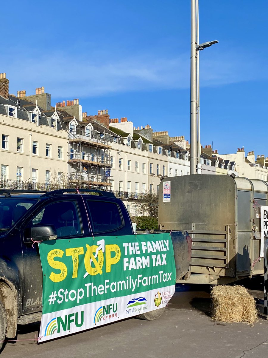 CrossEyedPiano's tweet photo. Good to talk to local farmers  in Weymouth, Dorset, today @NoFarmsNoFoods @NFUDorset @NFUtweets 🚜🚜🚜 https://t.co/V388WkDqne