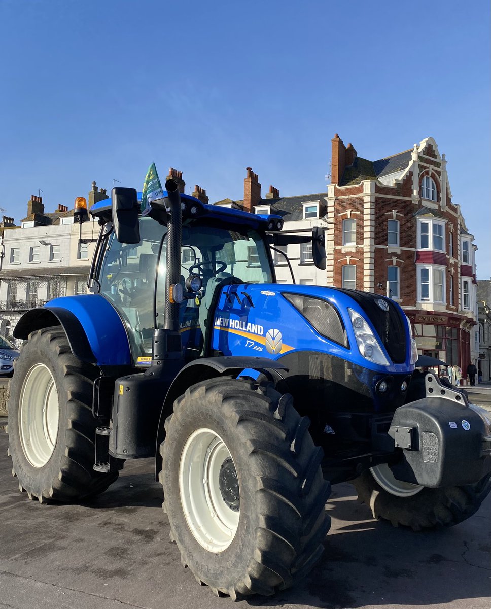 CrossEyedPiano's tweet photo. Good to talk to local farmers  in Weymouth, Dorset, today @NoFarmsNoFoods @NFUDorset @NFUtweets 🚜🚜🚜 https://t.co/V388WkDqne