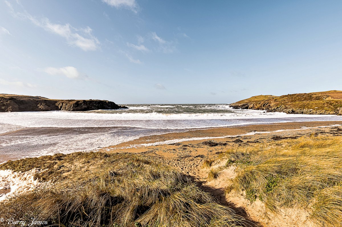 BJRoberts's tweet photo. A welcome gap in the January weather produced this lovely vista, at Ynys Môn's Porth Trecastell (Cable Bay) beach. @Ruth_ITV @AngleseyScMedia @NWalesSocial @northwaleslive @OurWelshLife @northwalescom @AllThingsCymru #YnysMôn #Anglesey #PorthTrecastell #CableBay #January #Wales https://t.co/eAX07o2Q3J