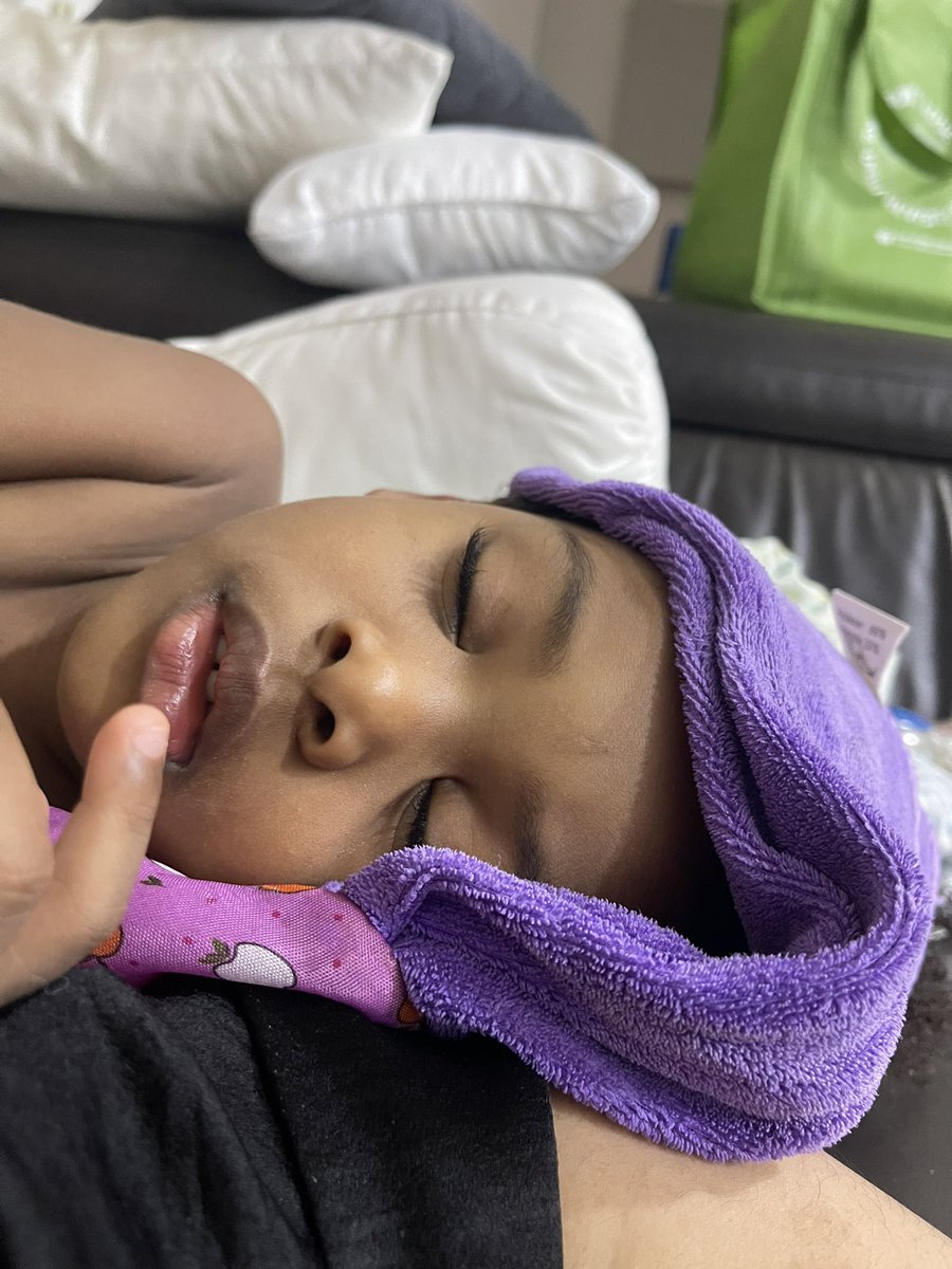 immortalsae's tweet photo. Tak boleh lah tengok awak sakit macam ni 😭😭 cepat sihat lompat lompat bagi mader naik darah pleaseee tak mau lepet macam niiii sedih lahhh 😭😭 guess no sleep tonight https://t.co/d4PiT5i4p2