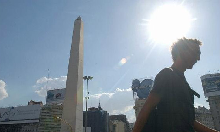 martinhadis's tweet photo. Cada vez que llega Enero me acuerdo de esta frase de Borges: "Fue uno de esos días de Buenos Aires en el que uno se siente no sólo maltratado y ultrajado por el verano, sino hasta envilecido." https://t.co/p6AUqMotsc