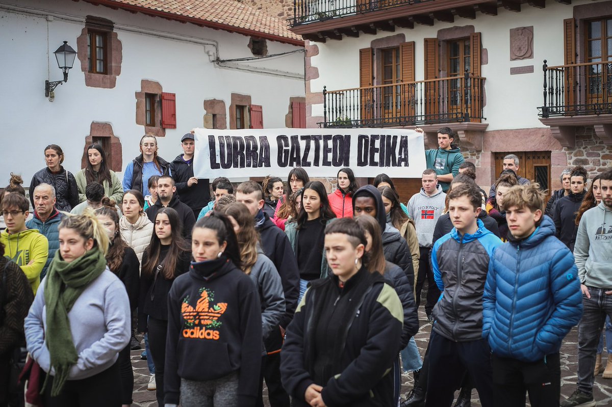 ernaibaztan's tweet photo. 🔴 Lurraren defentsan aritzeagatik 7 baztandar epaituko dituzte, tartean, Ernaiko 4 militante.

Herri zein gazte mugimenduetan duten inplikazio politikoa da epaitu nahi dutena.

📣 Dei egiten diogu Euskal Herriko gazteriari otsailaren 1eko manifestazio nazionaleko gazte blokera! https://t.co/EQXpNWTBcR
