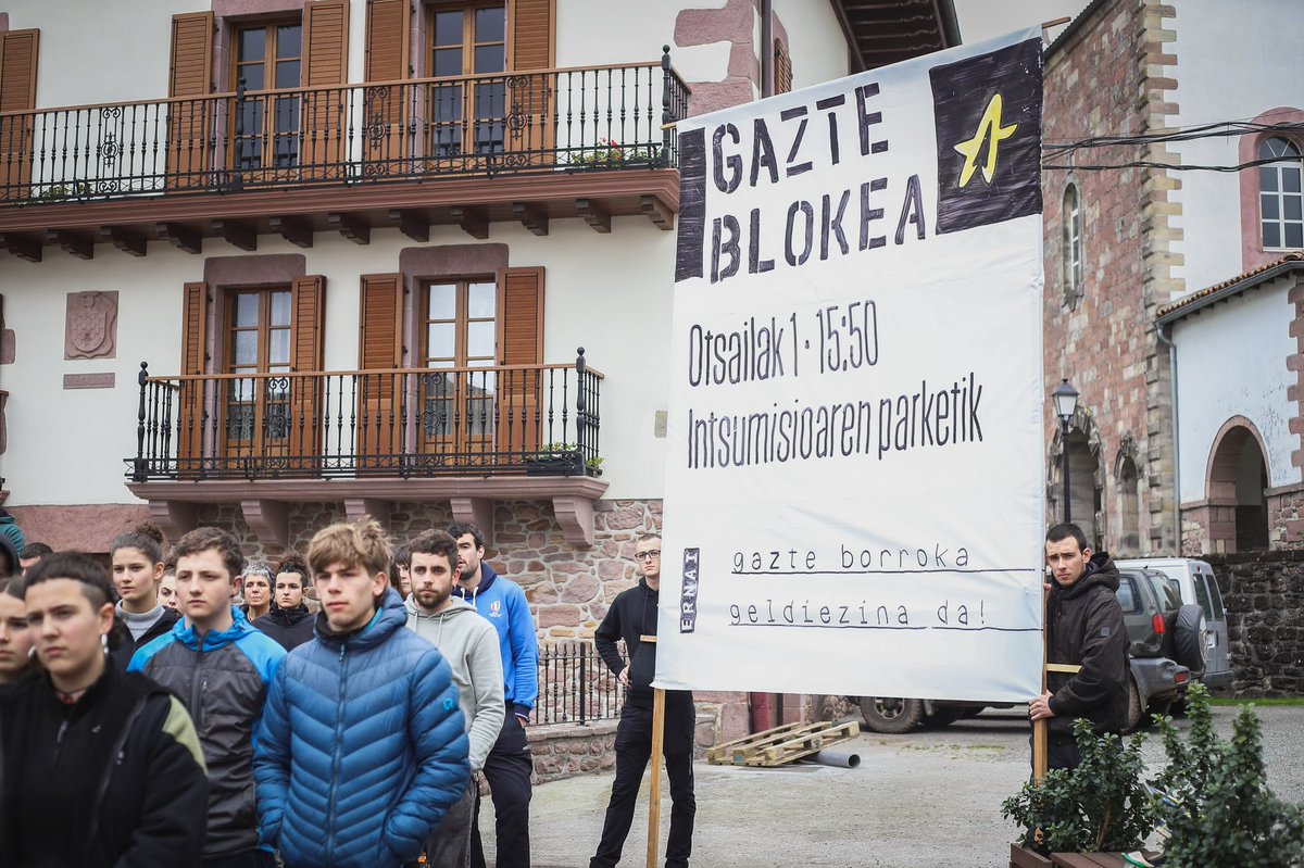ernaibaztan's tweet photo. 🔴 Lurraren defentsan aritzeagatik 7 baztandar epaituko dituzte, tartean, Ernaiko 4 militante.

Herri zein gazte mugimenduetan duten inplikazio politikoa da epaitu nahi dutena.

📣 Dei egiten diogu Euskal Herriko gazteriari otsailaren 1eko manifestazio nazionaleko gazte blokera! https://t.co/EQXpNWTBcR
