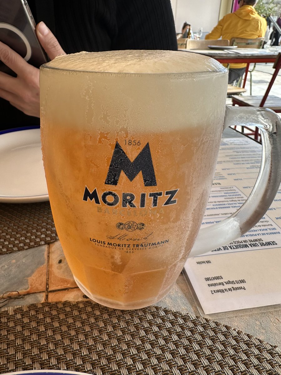 Crislopesrio's tweet photo. Claaaaaaro que seria  a primeira coisa  que eu queria fazer aqui. Timer uma cerveja estupidamente gelada. Pq na França é raro tomar uma assim.. 🙌🏽🙌🏽🥰🥰🥰☺️😉 https://t.co/PChxfygrBW
