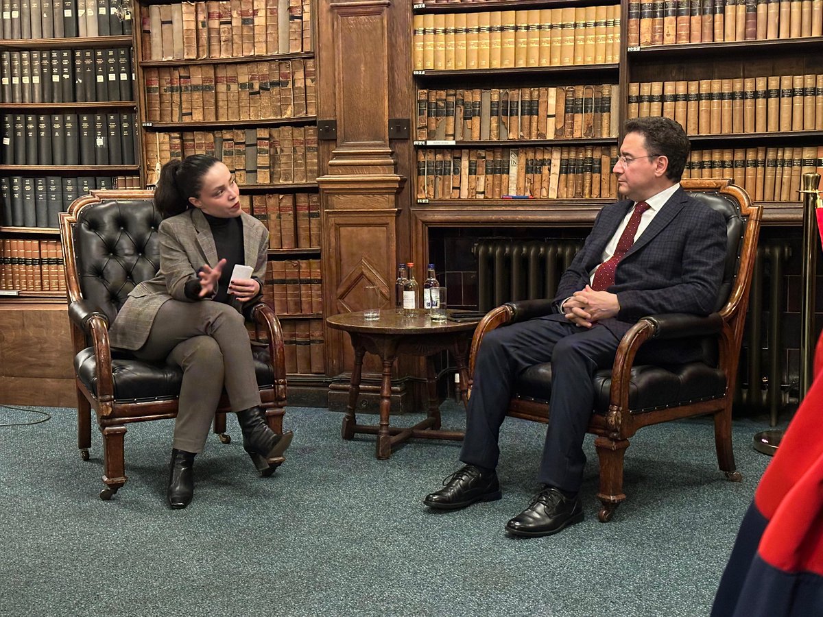 alibabacan's tweet photo. Konuşmacı olarak davet edildiğim Oxford Üniversitesi Münazara Topluluğu’nda Türkiye ve dünya gündemini değerlendirdim.

•⁠ ⁠Türkiye'de seçimlere katılım oranının çok yüksek olduğunu ve vatandaşların demokratik sistem için bitmek tükenmek bilmeyen bir irade taşıdığını;

•⁠ ⁠Türkiye'nin yüzlerce yıldır Avrupa'nın bir parçası olduğunu;

•⁠ ⁠İsrail hükûmetinin Gazze'de uluslararası hukuku ihlal ettiğini, savaş suçları ve insanlığa karşı suçlar işlediğini;

•⁠ ⁠Suriye'deki Esad Rejiminin çökmesinin Suriyeliler, bölgemiz ve dünya için sevindirici bir gelişme olduğunu vurguladım.

Davetleri için Oxford Union yönetimine, konuşmamı dinleyen, sonrasında görüşlerini paylaşan katılımcılara ve organizasyonda emeği geçen herkese teşekkür ediyorum.