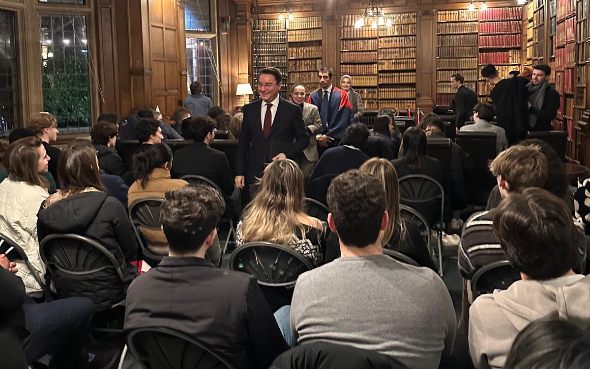 Konuşmacı olarak davet edildiğim Oxford Üniversitesi Münazara Topluluğu’nda Türkiye ve dünya gündemini değerlendirdim.

•⁠ ⁠Türkiye'de seçimlere katılım oranının çok yüksek olduğunu ve vatandaşların demokratik sistem için bitmek tükenmek bilmeyen bir irade taşıdığını;

•⁠