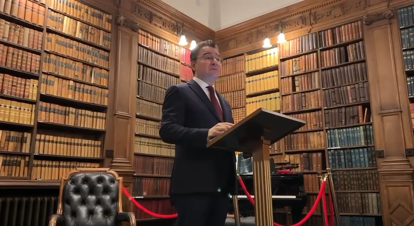 alibabacan's tweet photo. Konuşmacı olarak davet edildiğim Oxford Üniversitesi Münazara Topluluğu’nda Türkiye ve dünya gündemini değerlendirdim.

•⁠ ⁠Türkiye'de seçimlere katılım oranının çok yüksek olduğunu ve vatandaşların demokratik sistem için bitmek tükenmek bilmeyen bir irade taşıdığını;

•⁠ ⁠Türkiye'nin yüzlerce yıldır Avrupa'nın bir parçası olduğunu;

•⁠ ⁠İsrail hükûmetinin Gazze'de uluslararası hukuku ihlal ettiğini, savaş suçları ve insanlığa karşı suçlar işlediğini;

•⁠ ⁠Suriye'deki Esad Rejiminin çökmesinin Suriyeliler, bölgemiz ve dünya için sevindirici bir gelişme olduğunu vurguladım.

Davetleri için Oxford Union yönetimine, konuşmamı dinleyen, sonrasında görüşlerini paylaşan katılımcılara ve organizasyonda emeği geçen herkese teşekkür ediyorum.