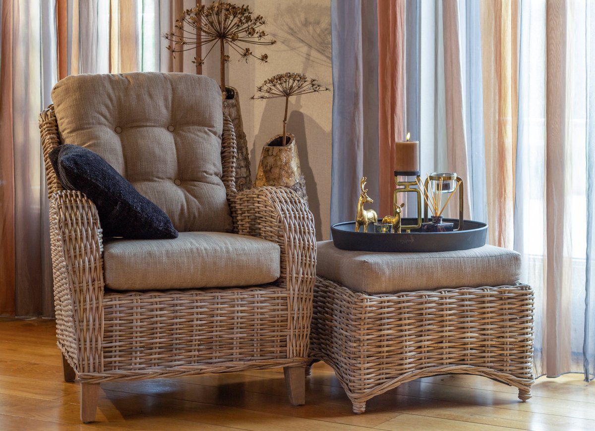 Deze sfeervolle rotan fauteuil met bijpassende hocker maakt uw woonkamer, serre en veranda toch super gezellig. Wilt u meer van deze meubelen zien? Kijk dan eens op rietenrotanwinkel.nl