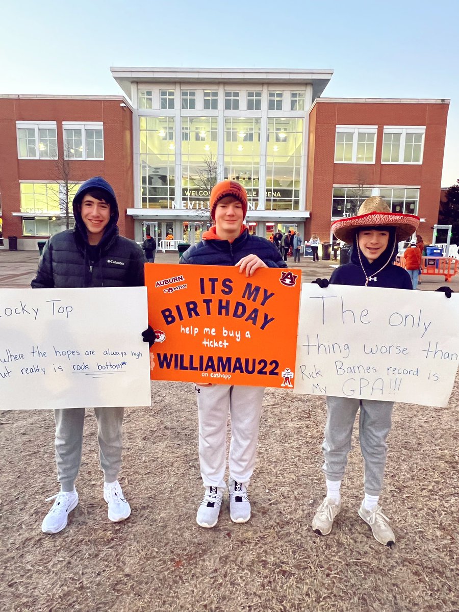 One happy birthday boy! In Auburn for ESPN College Gameday with his buddies!! Too bad they made him throw his sign away…
#auburnbasketball #auburn
#espngameday #wareagle