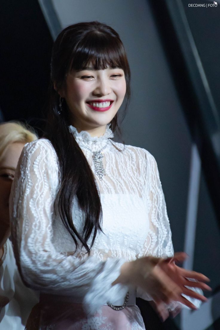 “Sebelum kita mengakhiri acara malam ini, aku dan Shota, sebagai perwakilan dari Pawsies, punya sesuatu yang spesial nih untuk Nekosama!” ucapnya kembali semangat sambil tersenyum.